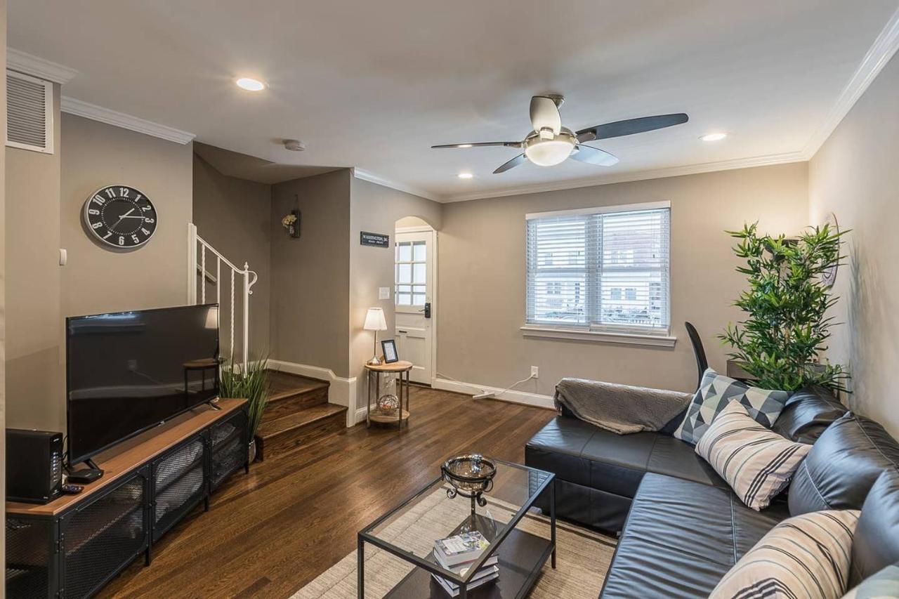 Beautiful 3Br 2Ba House With Cozy Backyard By Cozysuites アレクサンドリア エクステリア 写真
