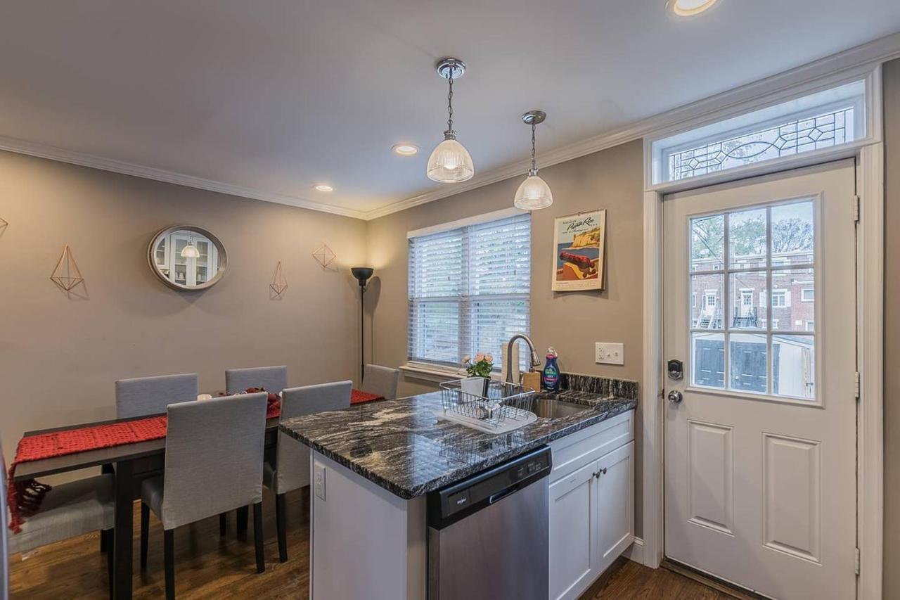 Beautiful 3Br 2Ba House With Cozy Backyard By Cozysuites アレクサンドリア エクステリア 写真