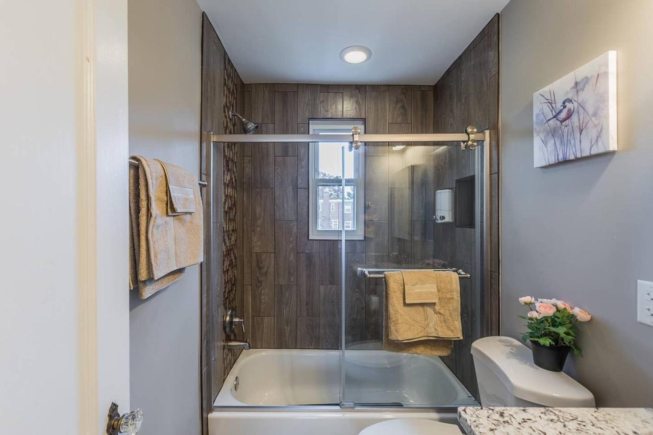 Beautiful 3Br 2Ba House With Cozy Backyard By Cozysuites アレクサンドリア エクステリア 写真